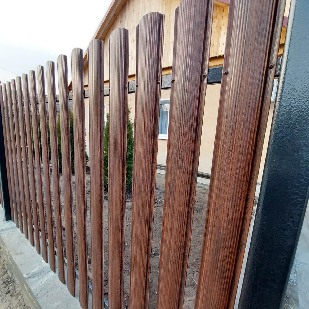 Забор из евроштакетника 13м Античный Дуб SteelArt двусторонний в Краснодаре