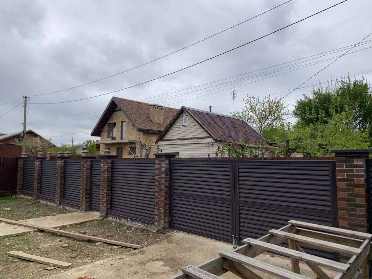 Забор-жалюзи из ламелей Реснички 24м RAL8019/8019 Темный Шоколад двусторонний МАТТЕ фото 2 в Краснодаре