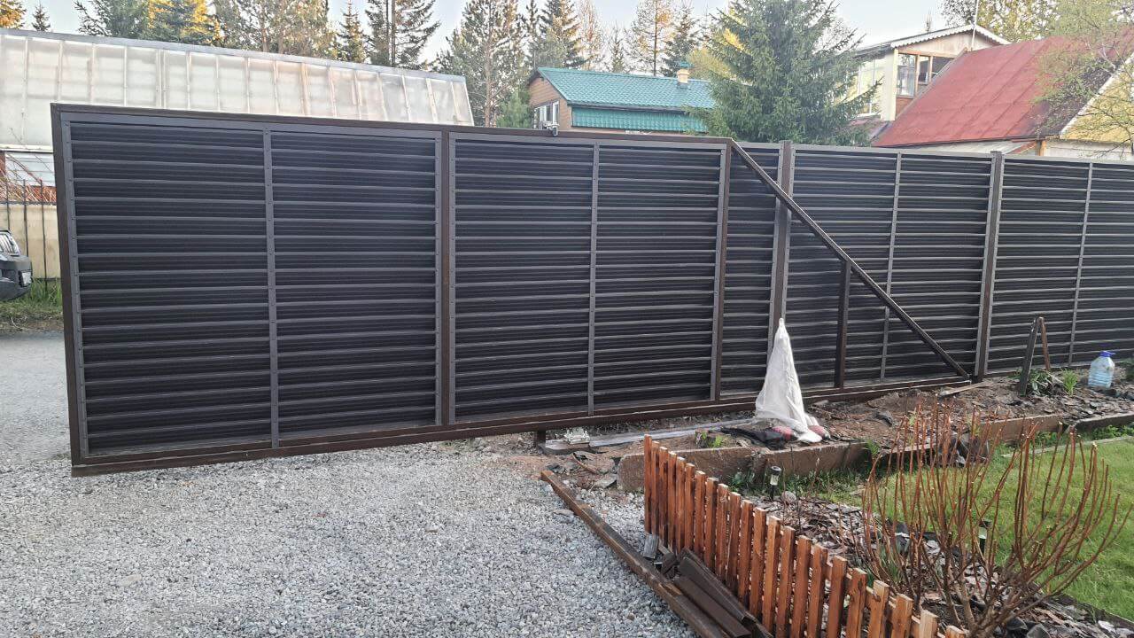Забор-жалюзи из ламелей ЭКО-Z-US 12м RAL8019/8019 Темный Шоколад двусторонний МАТТЕ фото 3 в Краснодаре