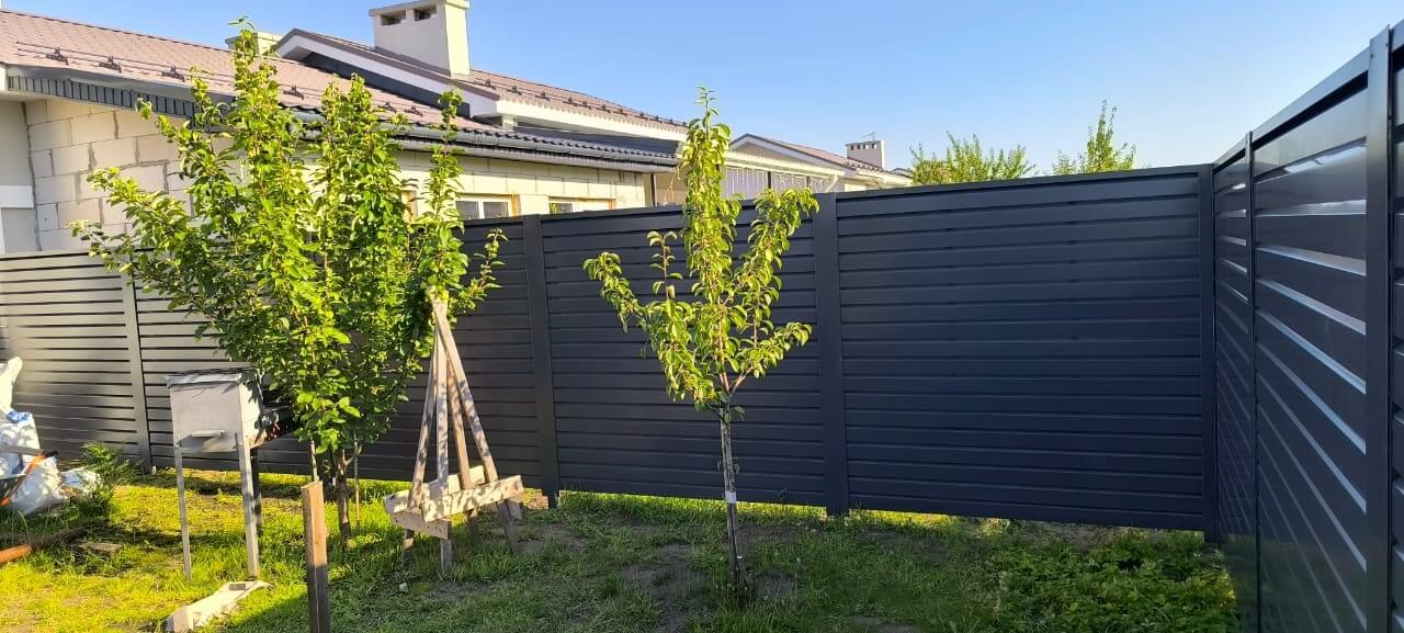 Забор-жалюзи из ламелей Хай-Тек 62м RAL7024/7024 Серый Графит двусторонний фото 4 в Краснодаре