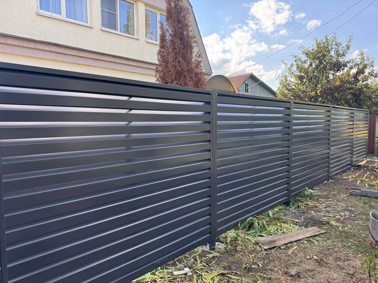 Забор-жалюзи из ламелей Хай-Тек 26м RAL7024/7024 Серый Графит двусторонний в Краснодаре