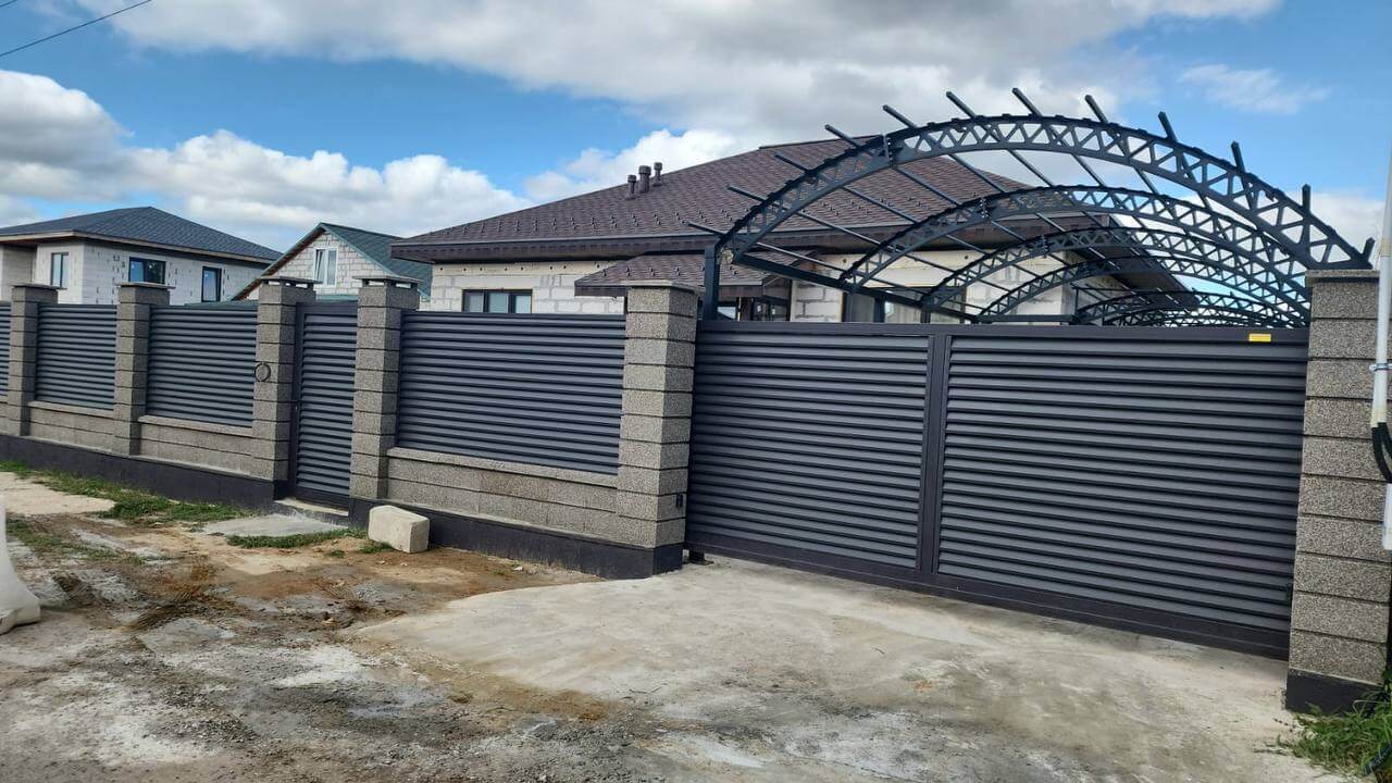 Забор-жалюзи из ламелей Реснички 27м RAL8019/8019 Темный Шоколад двусторонний МАТТЕ фото 2 в Краснодаре
