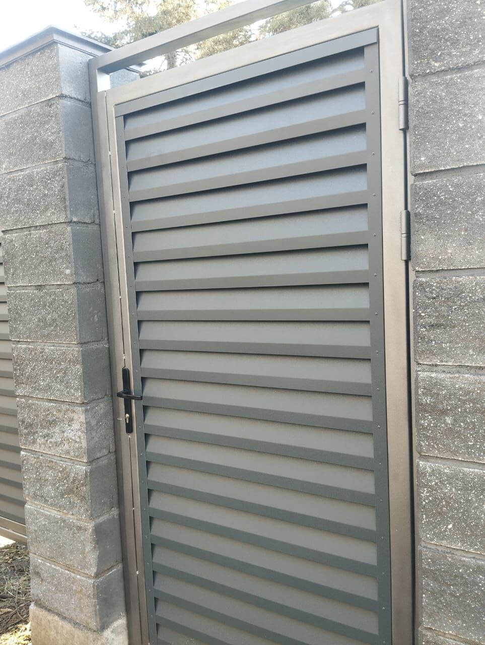 Откатные ворота с калиткой из ламелей Реснички RAL7024/7024 Серый Графит двусторонний МАТТЕ фото 2 в Краснодаре