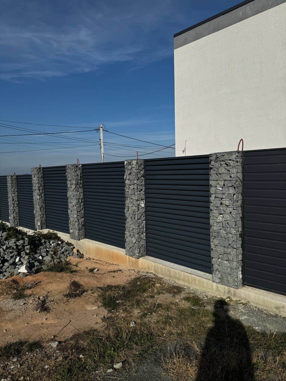Забор-жалюзи из ламелей ЭКО-Z-US усиленных 36м RAL7024/7024 Серый Графит двусторонний МАТТЕ фото 6 в Краснодаре