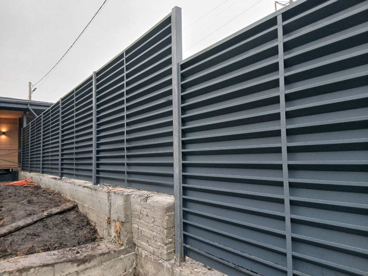 Забор-жалюзи из ламелей Хай-Тек 37м RAL7024/7024 Серый Графит двусторонний МАТТЕ фото 6 в Краснодаре