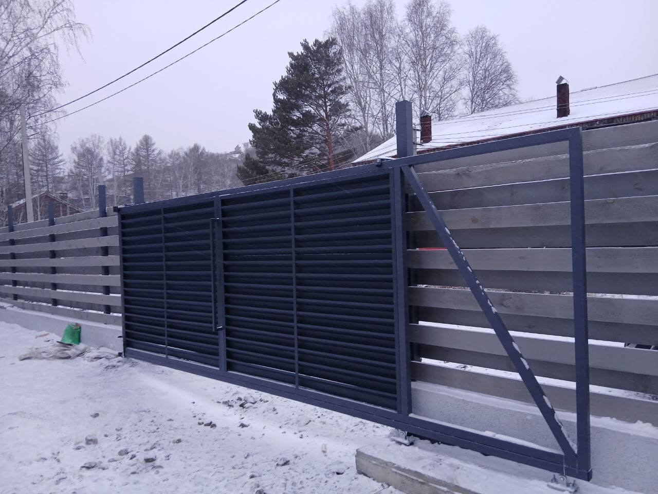 Входная группа из ламелей Хай-Тек RAL7024/7024 Серый Графит двусторонний МАТТЕ фото 4 в Краснодаре
