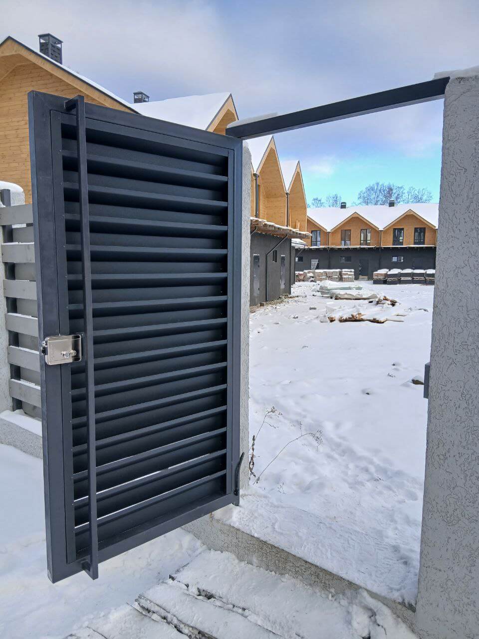 Входная группа из ламелей Хай-Тек RAL7024/7024 Серый Графит двусторонний МАТТЕ фото 21 в Краснодаре