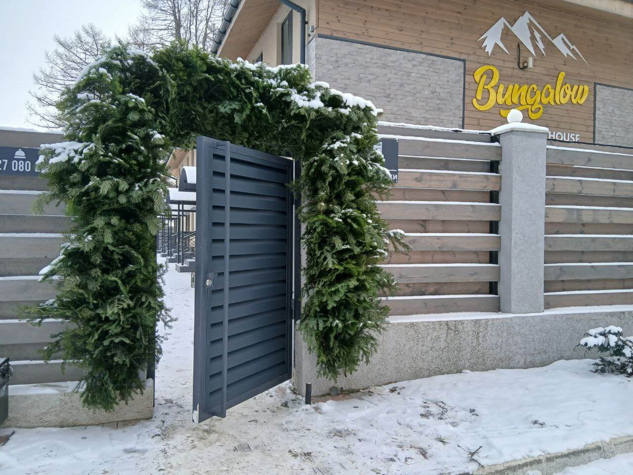 Входная группа из ламелей Хай-Тек RAL7024/7024 Серый Графит двусторонний МАТТЕ фото 15 в Краснодаре