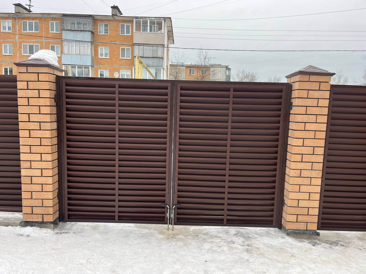 Забор-жалюзи из ламелей ЭКО-Z 87м RAL8017/8017 Шоколад двусторонний МАТТЕ фото 9 в Краснодаре