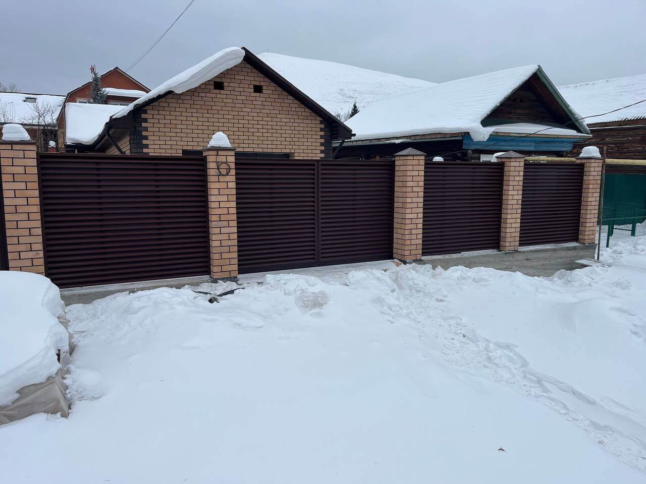 Забор-жалюзи из ламелей ЭКО-Z 87м RAL8017/8017 Шоколад двусторонний МАТТЕ фото 3 в Краснодаре