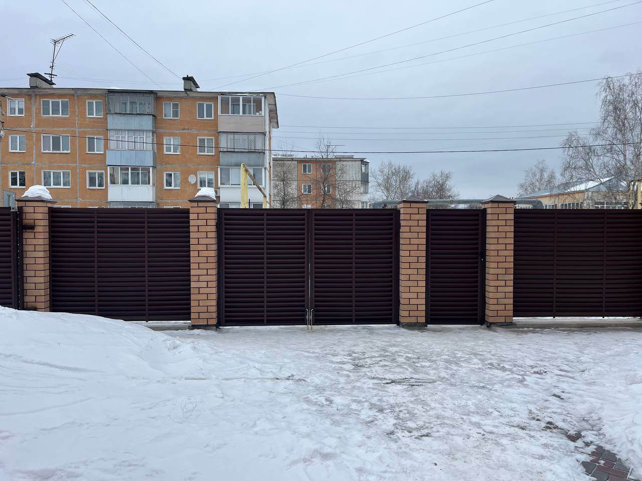 Забор-жалюзи из ламелей ЭКО-Z 87м RAL8017/8017 Шоколад двусторонний МАТТЕ фото 1 в Краснодаре