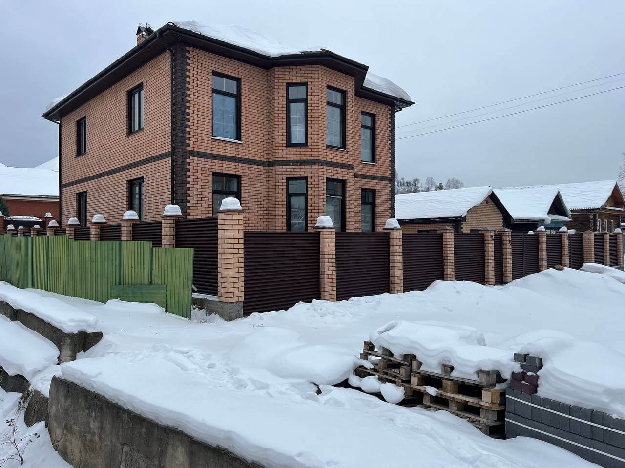 Забор-жалюзи из ламелей ЭКО-Z 87м RAL8017/8017 Шоколад двусторонний МАТТЕ фото 12 в Краснодаре