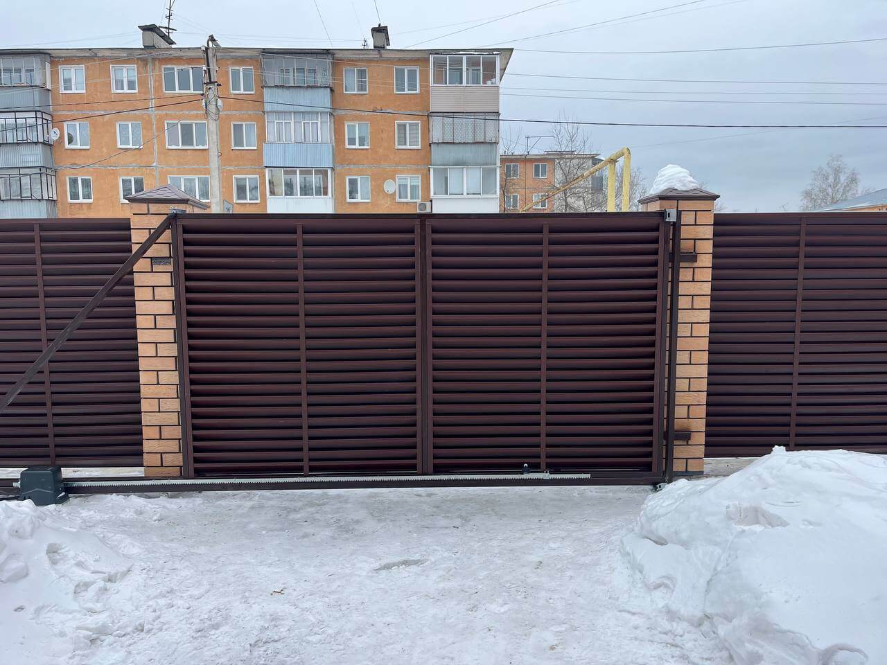Забор-жалюзи из ламелей ЭКО-Z 87м RAL8017/8017 Шоколад двусторонний МАТТЕ фото 10 в Краснодаре