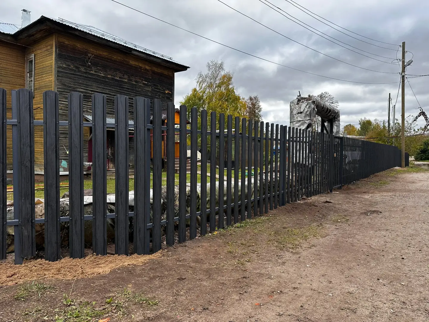 Забор из евроштакетника 63м Черное Дерево 3D Принтек фото 1 в Краснодаре