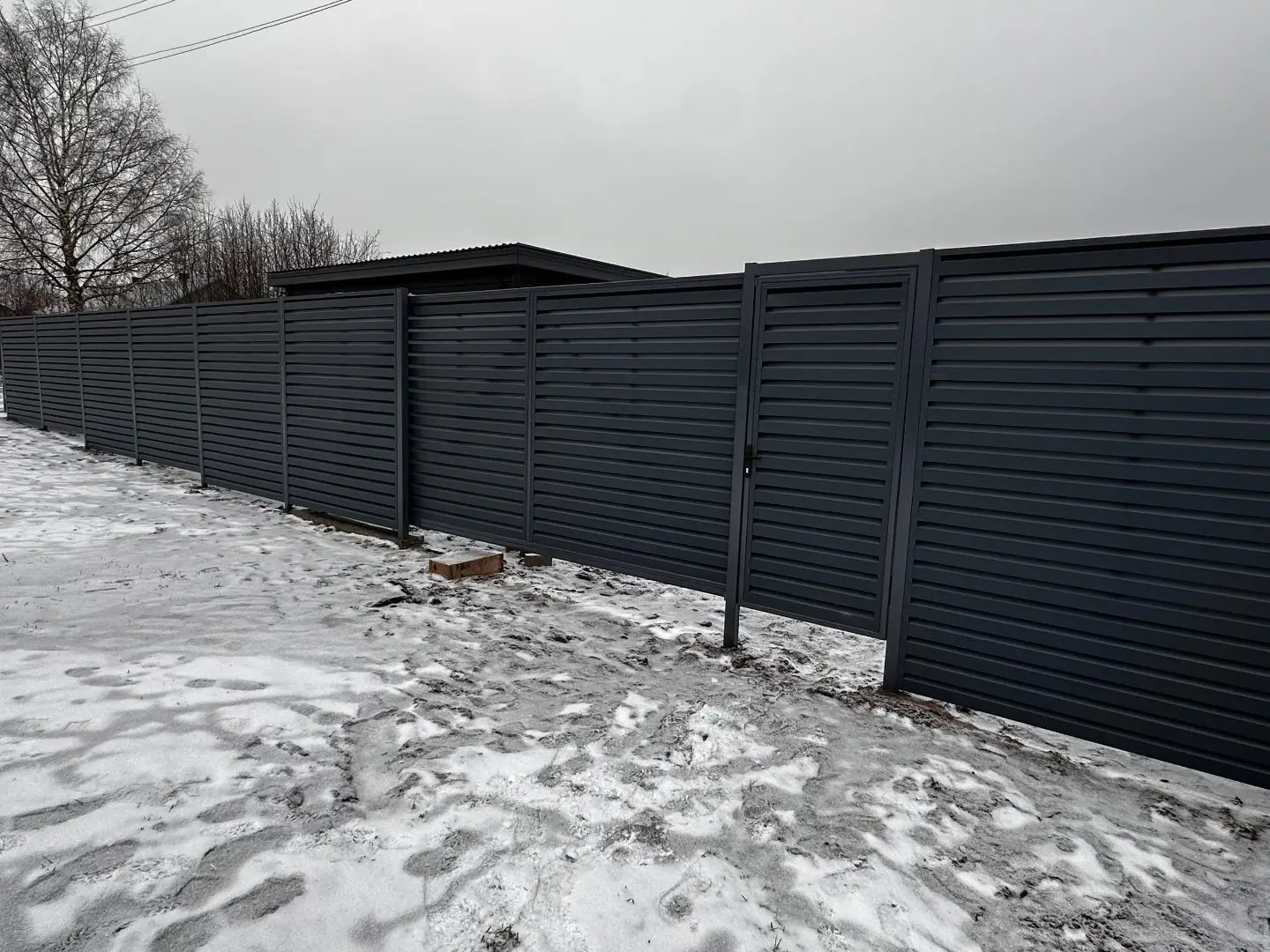 Забор-жалюзи из ламелей Хай-Тек 20м RAL7024/7024 Серый Графит двусторонний МАТТЕ фото 4 в Краснодаре