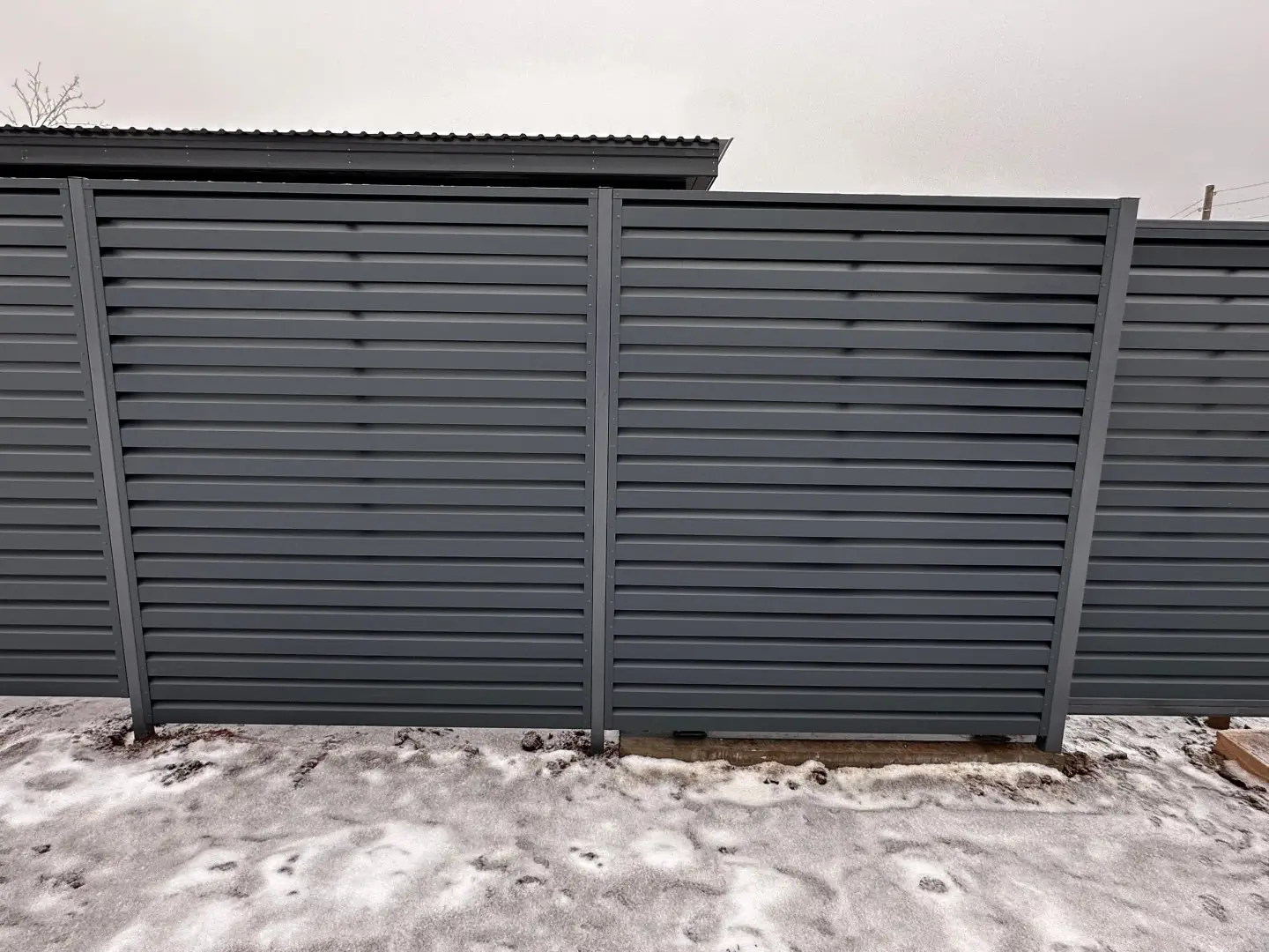 Забор-жалюзи из ламелей Хай-Тек 20м RAL7024/7024 Серый Графит двусторонний МАТТЕ фото 2 в Краснодаре