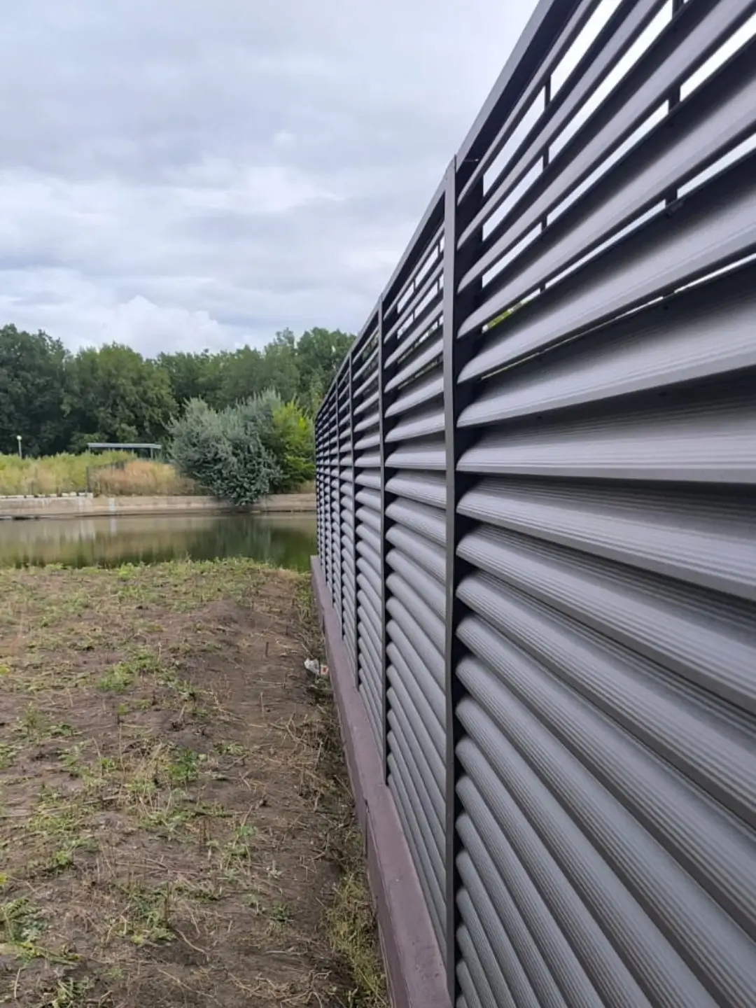 Забор-жалюзи из ламелей еврожалюзи 86м RAL8019/8019 Темный Шоколад двусторонний МАТТЕ фото 7 в Краснодаре
