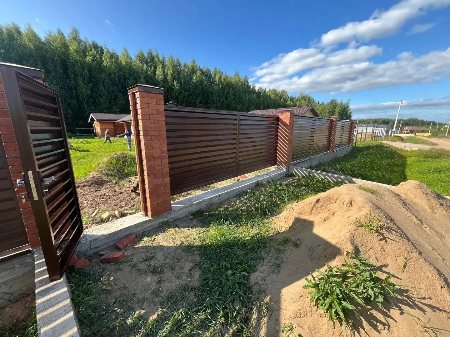 Забор-жалюзи из ламелей Хай-Тек 26м RAL8017/8017 Шоколад двусторонний фото 5 в Краснодаре