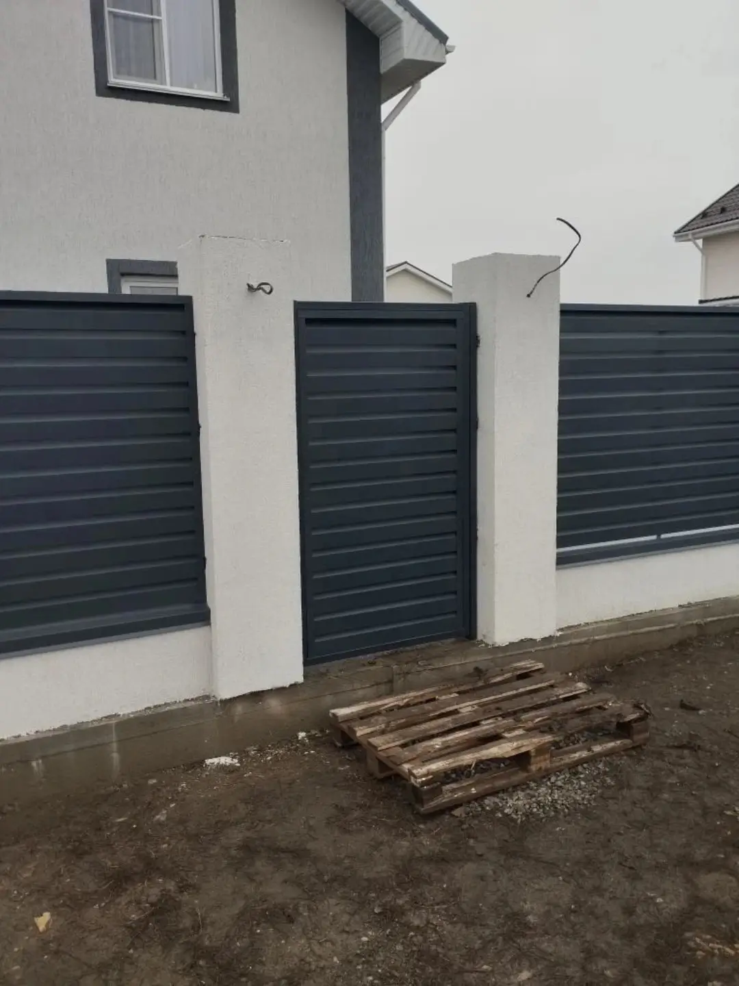 Забор-жалюзи из ламелей Хай-Тек 12м RAL7024 Серый Графит МАТТЕ фото 1 в Краснодаре