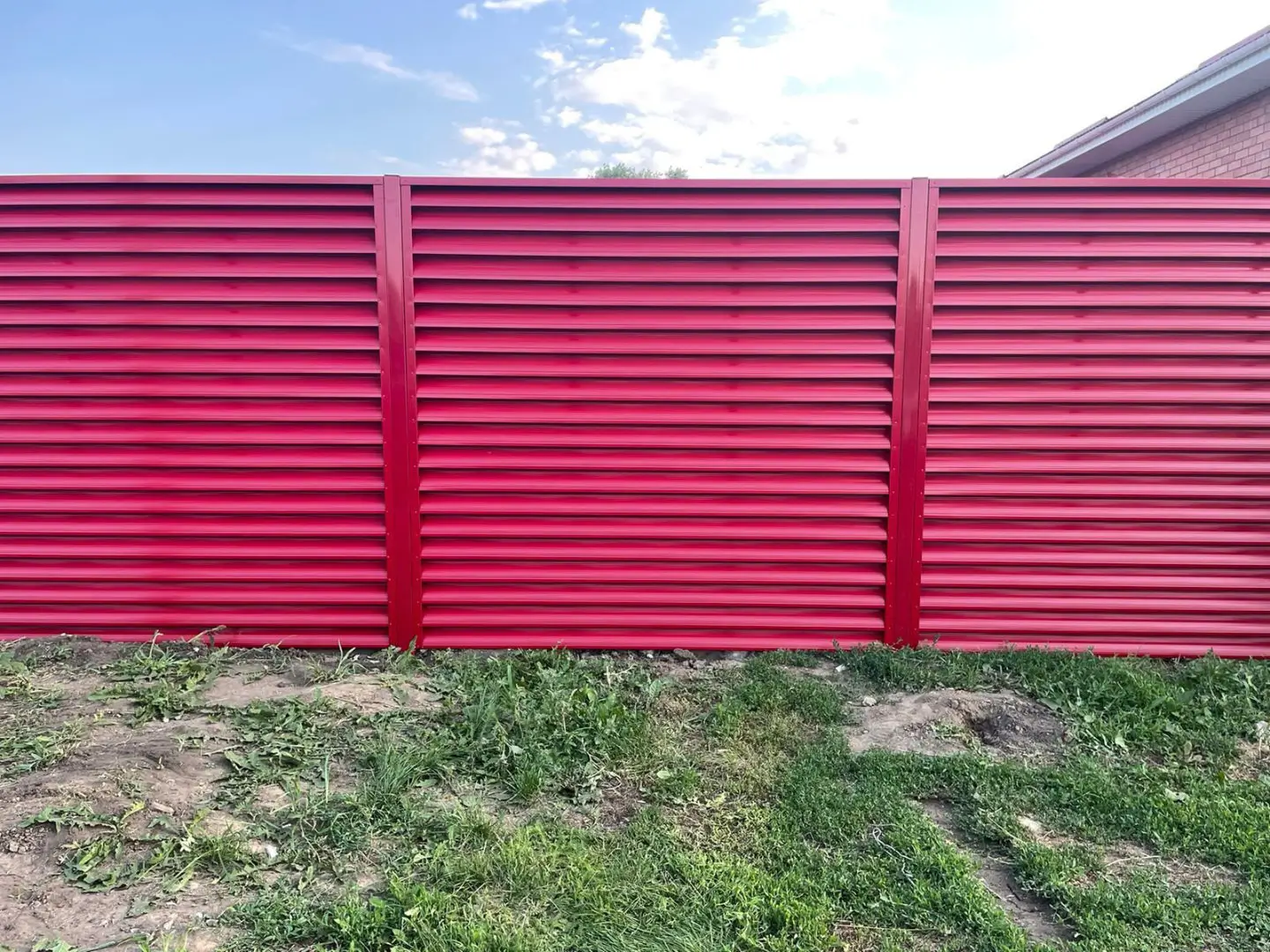 Забор-жалюзи из ламелей Еврожалюзи 24м RAL3003 Рубин в Краснодаре