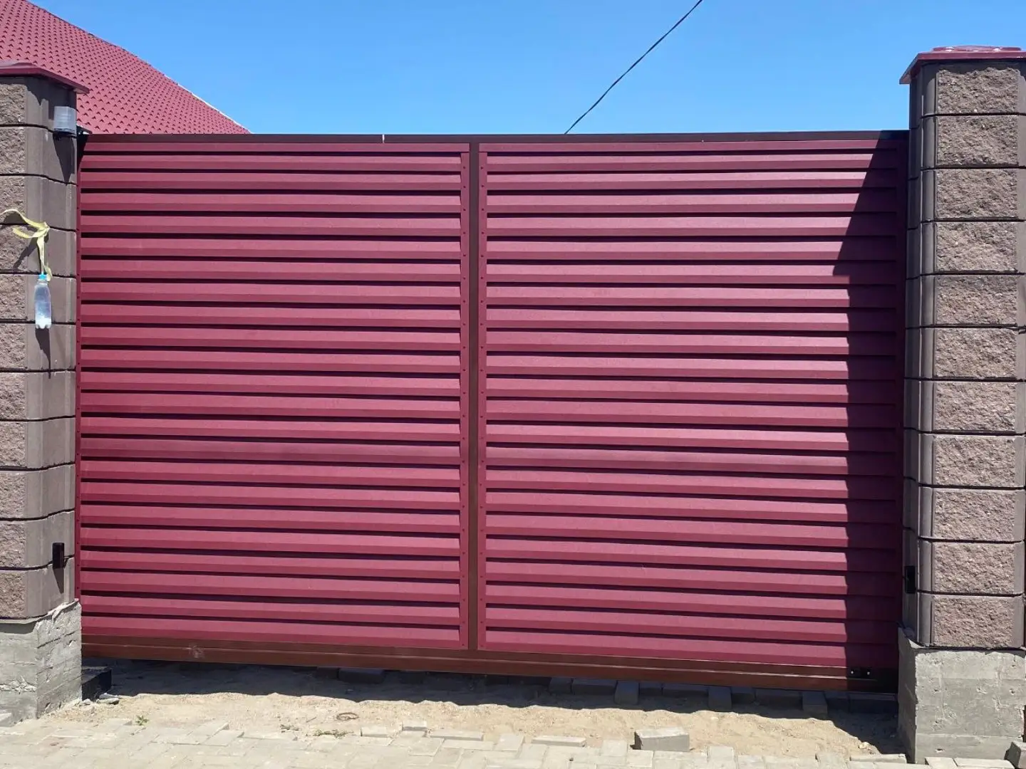 Входная группа из ламелей Реснички RAL3005 Красное Вино Rooftop Бархат фото 1 в Краснодаре