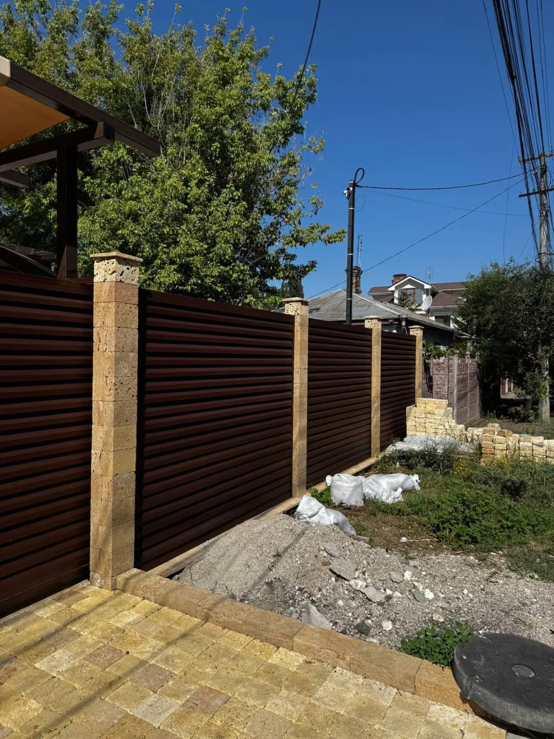 Забор-жалюзи из ламелей Реснички 12м RAL8017 Шоколад МАТТЕ фото 6 в Краснодаре