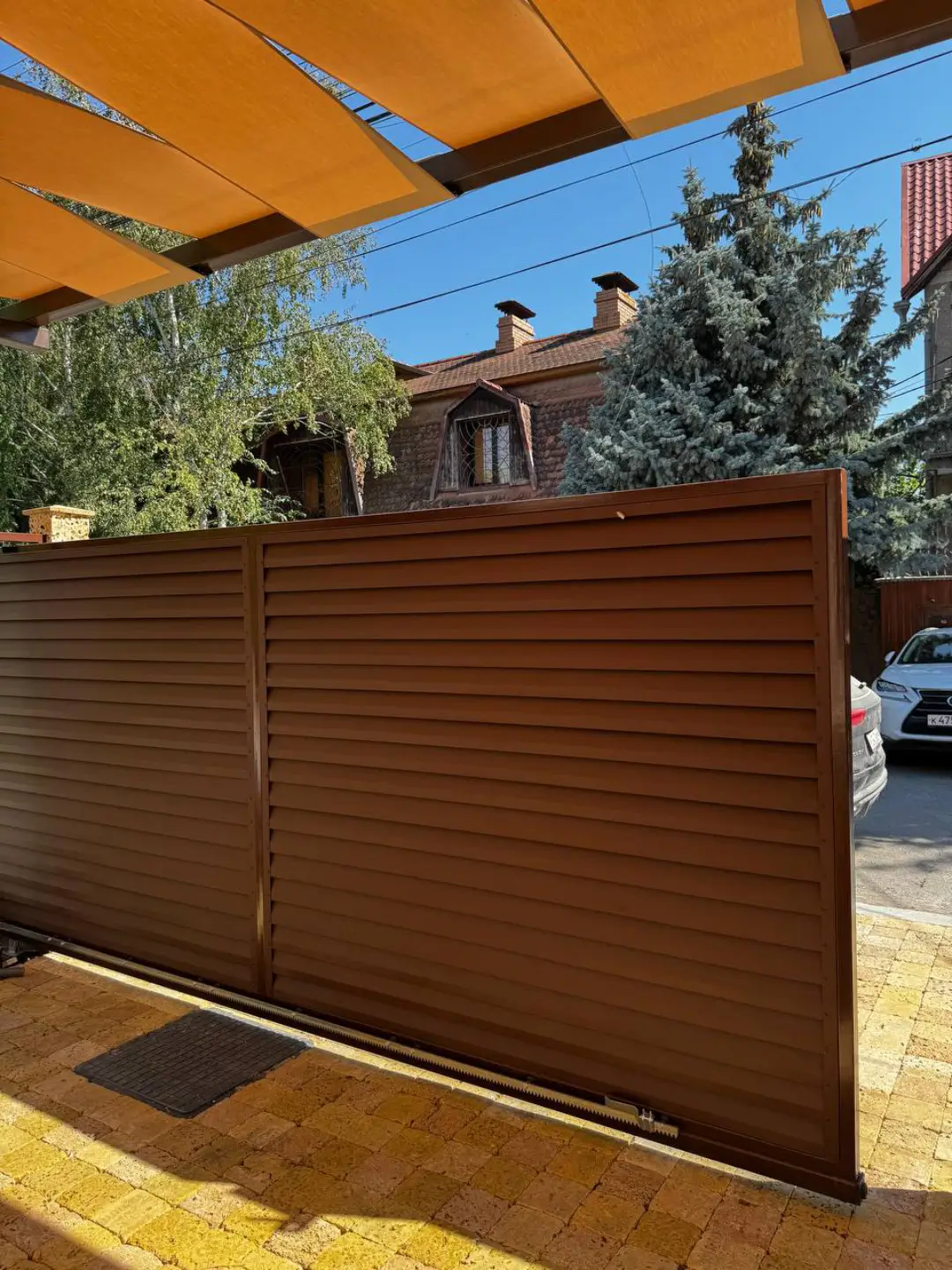 Забор-жалюзи из ламелей Реснички 12м RAL8017 Шоколад МАТТЕ фото 3 в Краснодаре