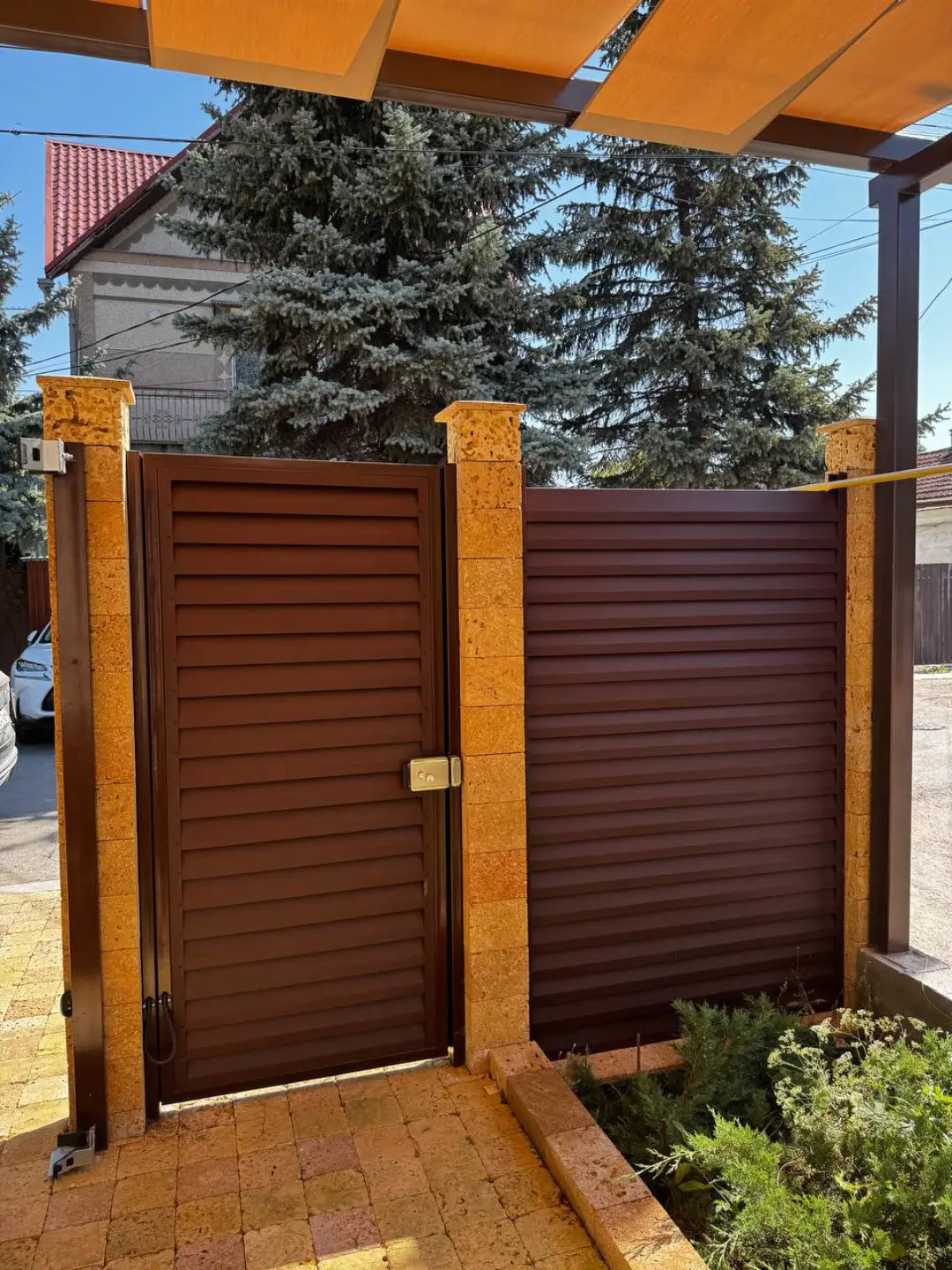 Забор-жалюзи из ламелей Реснички 12м RAL8017 Шоколад МАТТЕ фото 1 в Краснодаре